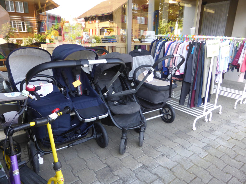 Kinderwagen vor dem Ladenlokal